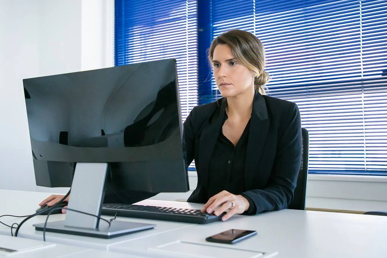 Female employee using license management tools
